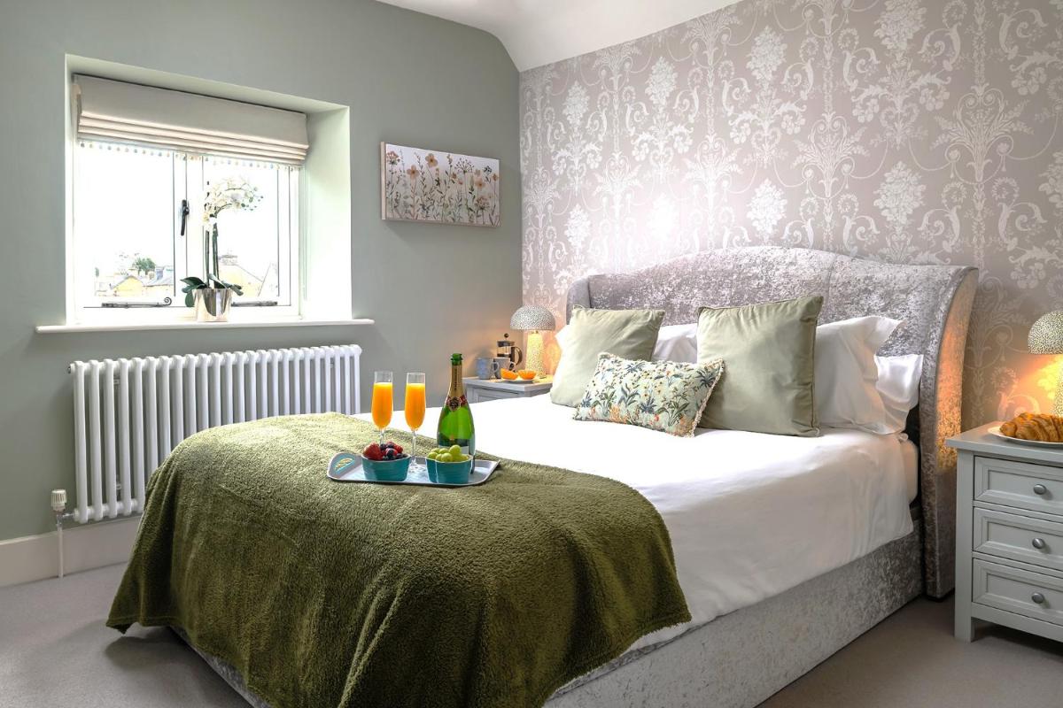 Little Gem Cottage Luxury cottage Bourton, dog friendly, parking, Gdn - Housity