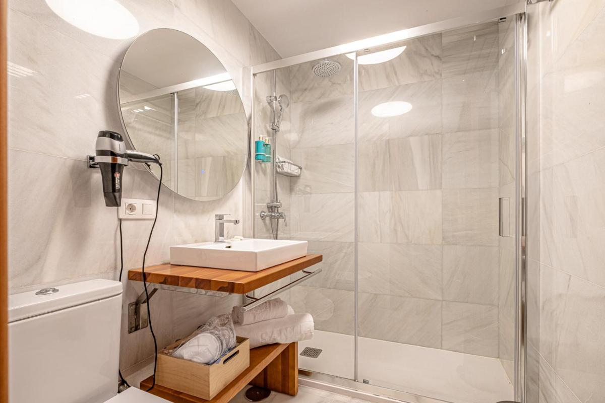 Un baño de Parque Santiago III Official