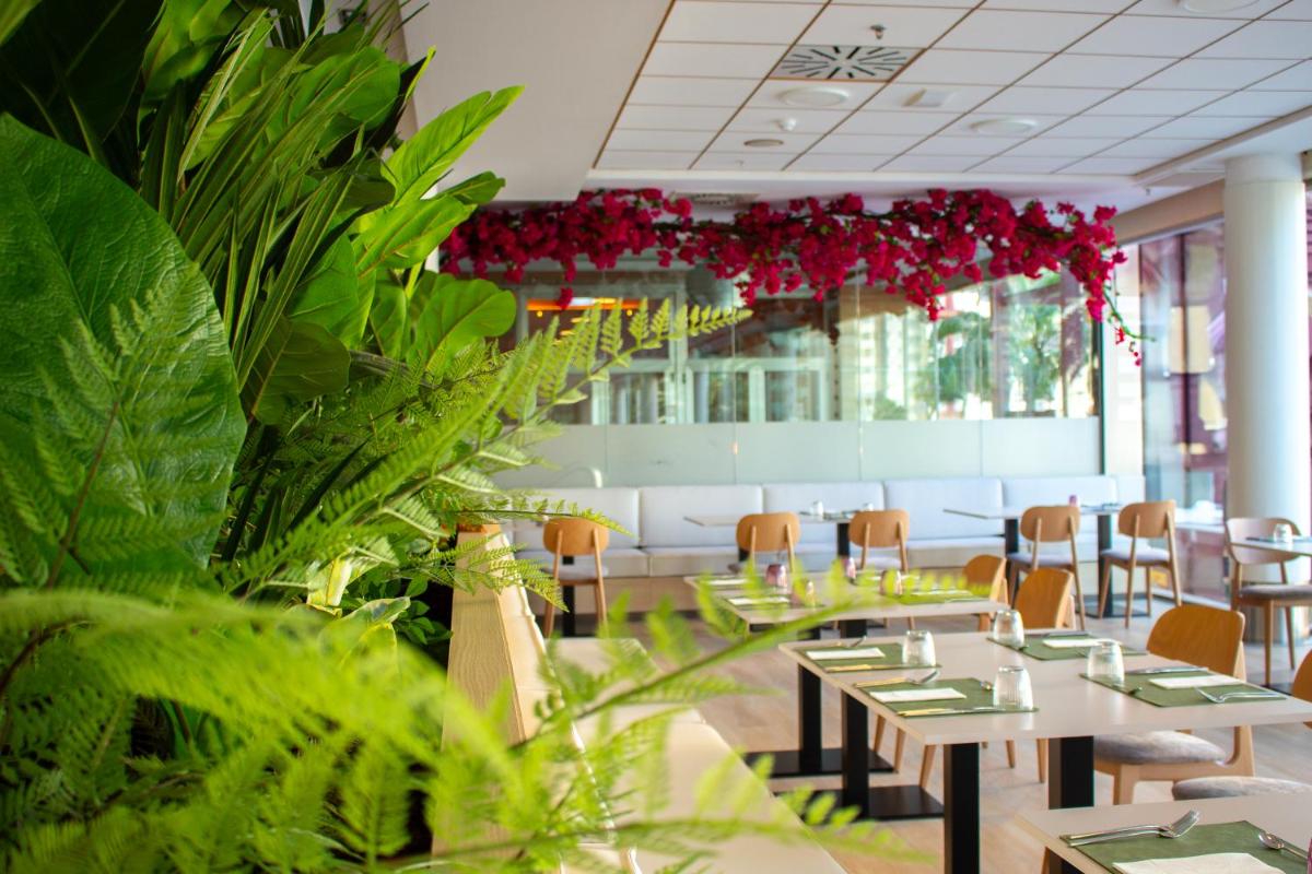 Un restaurante o sitio para comer en AR Diamante Beach & SPA Hotel 4 SUP
