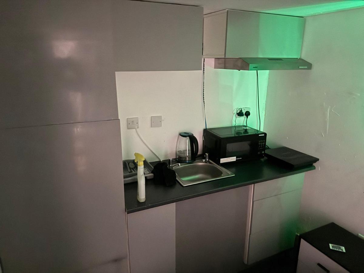 1 bedroom in 3bed house - Hizvo