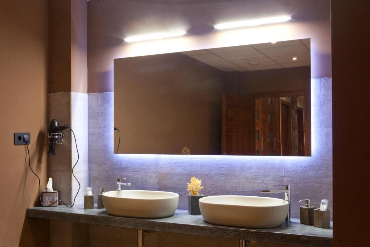 Un baño de Hotel & SPA Peña Montañesa