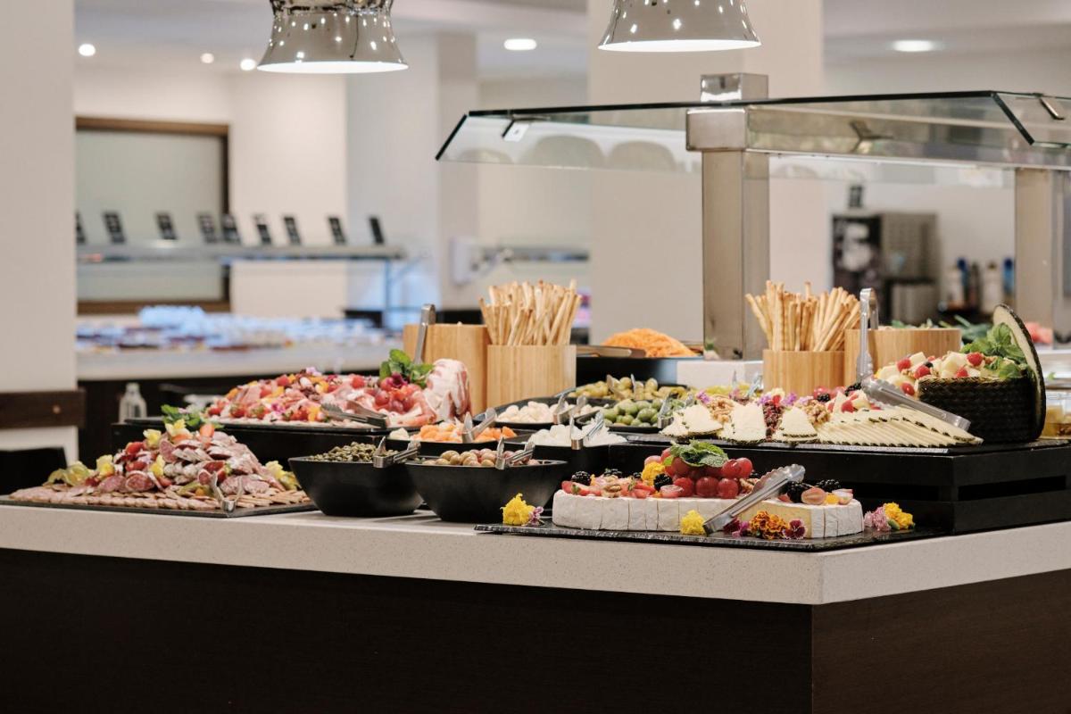 Comida en o cerca de este hotel