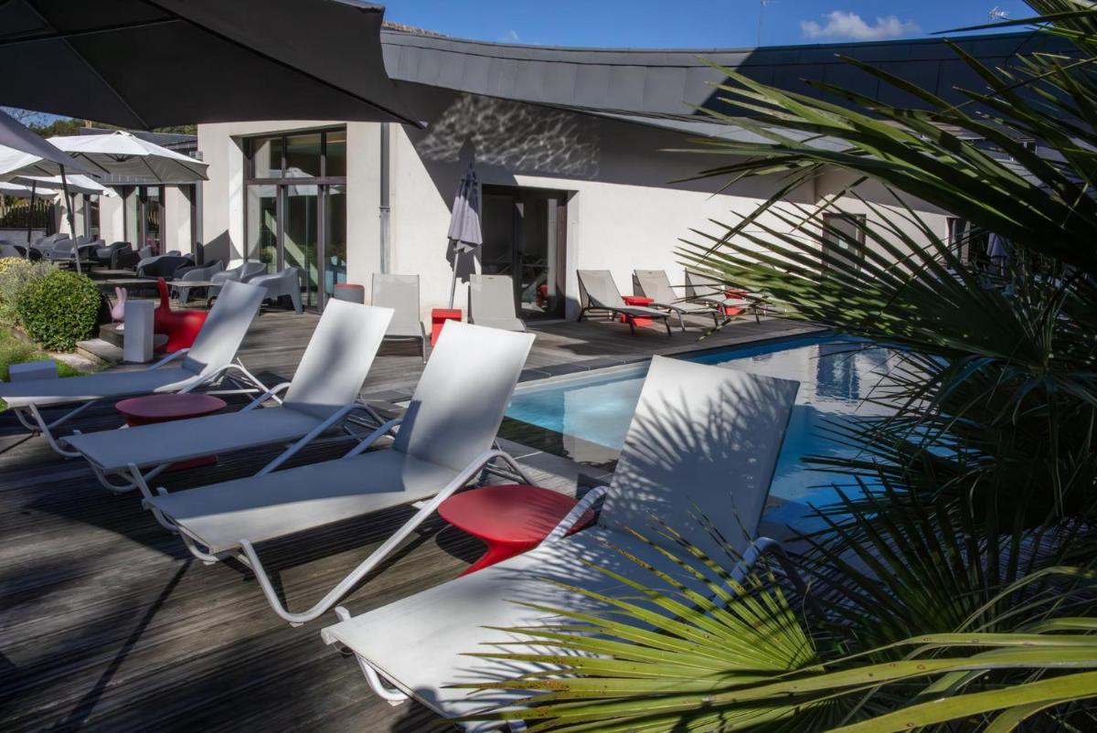 Piscine de l'établissement L'Aubinière Hôtel Restaurant & Spa ou située à proximité