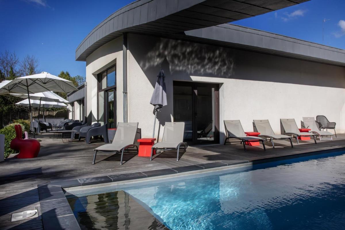 Piscine de l'établissement L'Aubinière Hôtel Restaurant & Spa ou située à proximité