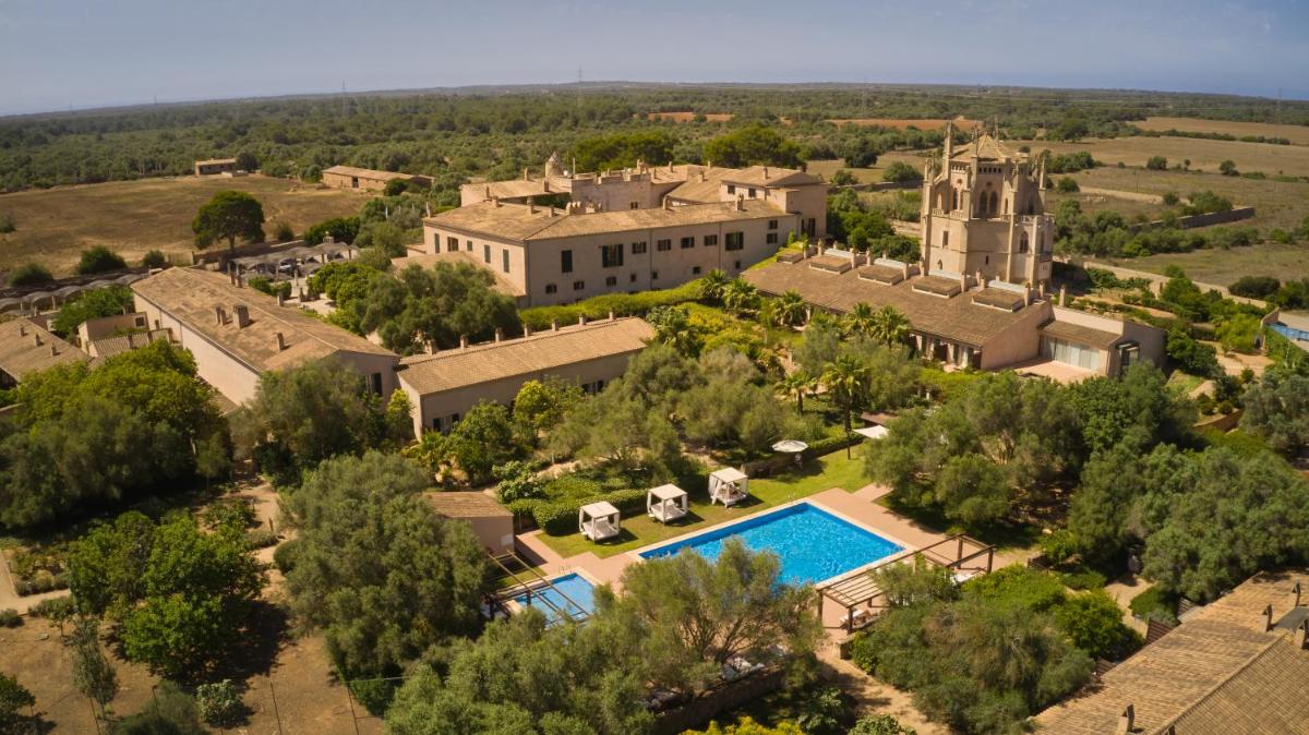 una vista aérea de una casa con piscina en Zoetry Mallorca Wellness & Spa, en Llucmajor 155 fotos más