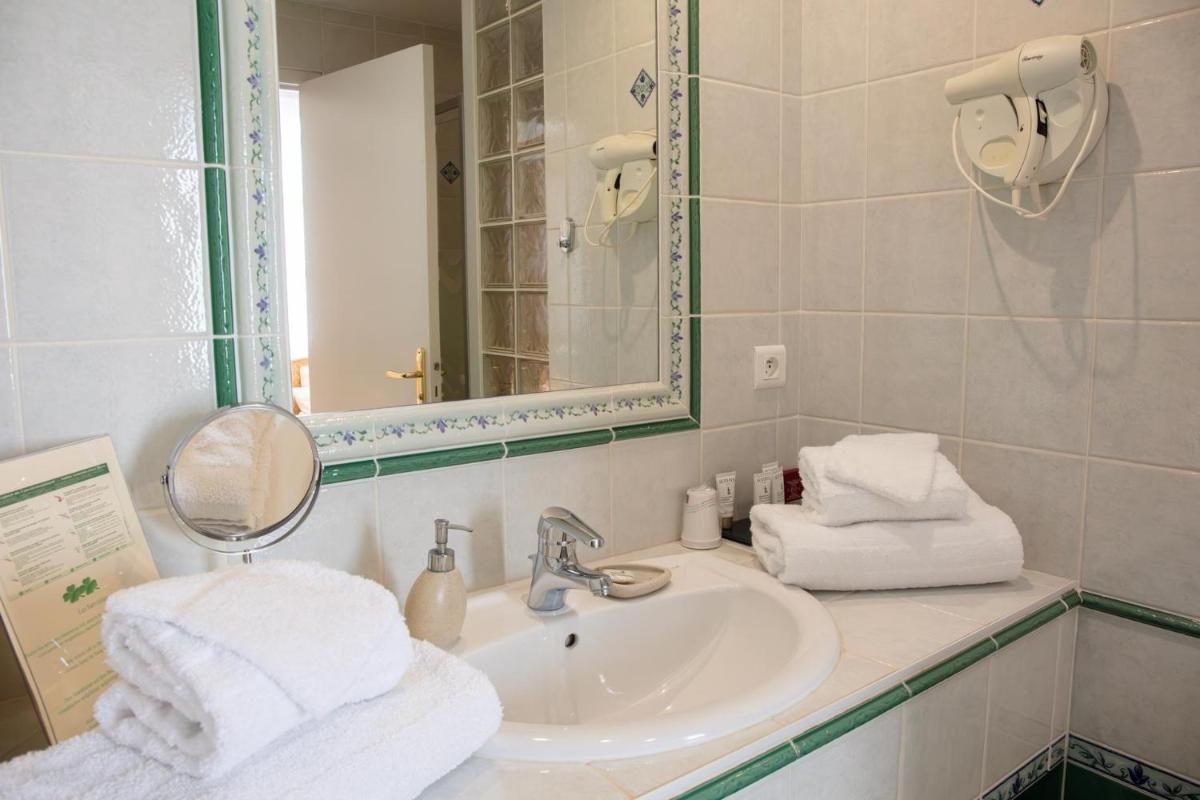 Salle de bains dans l'établissement L'Aubinière Hôtel Restaurant & Spa