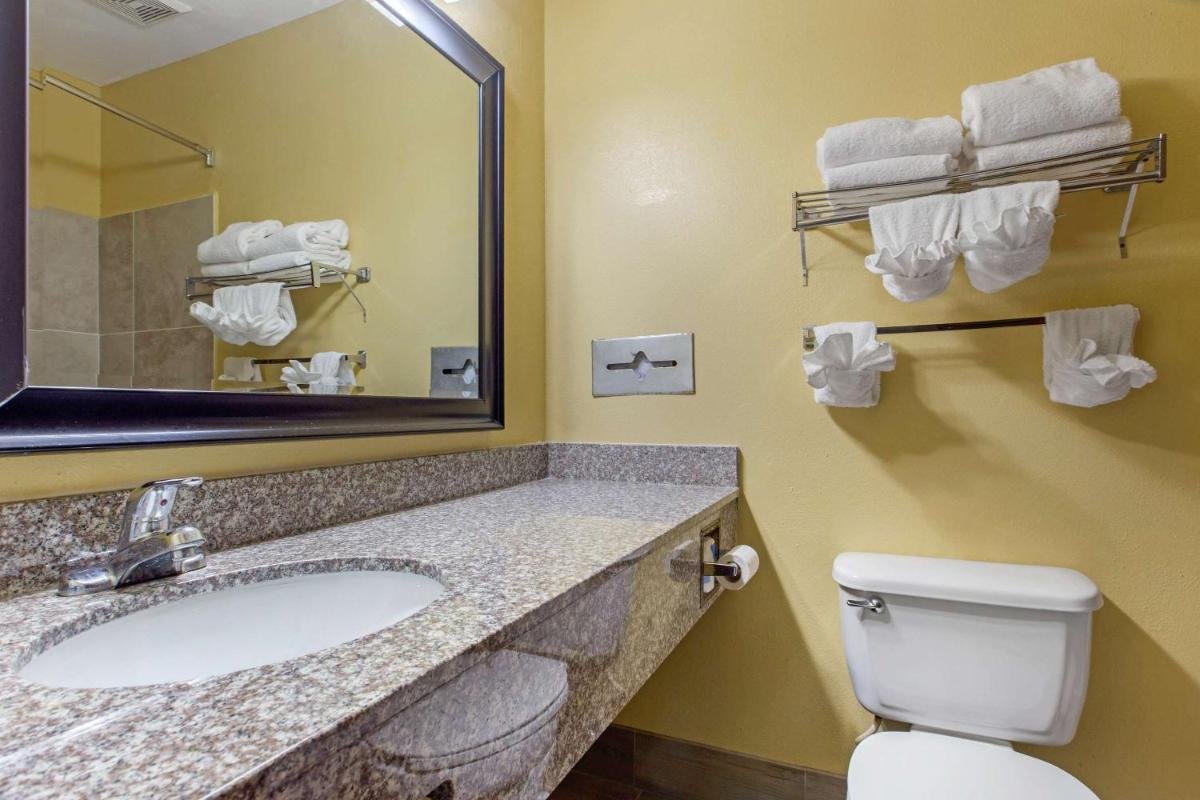 Quality Inn Williamston - Housity