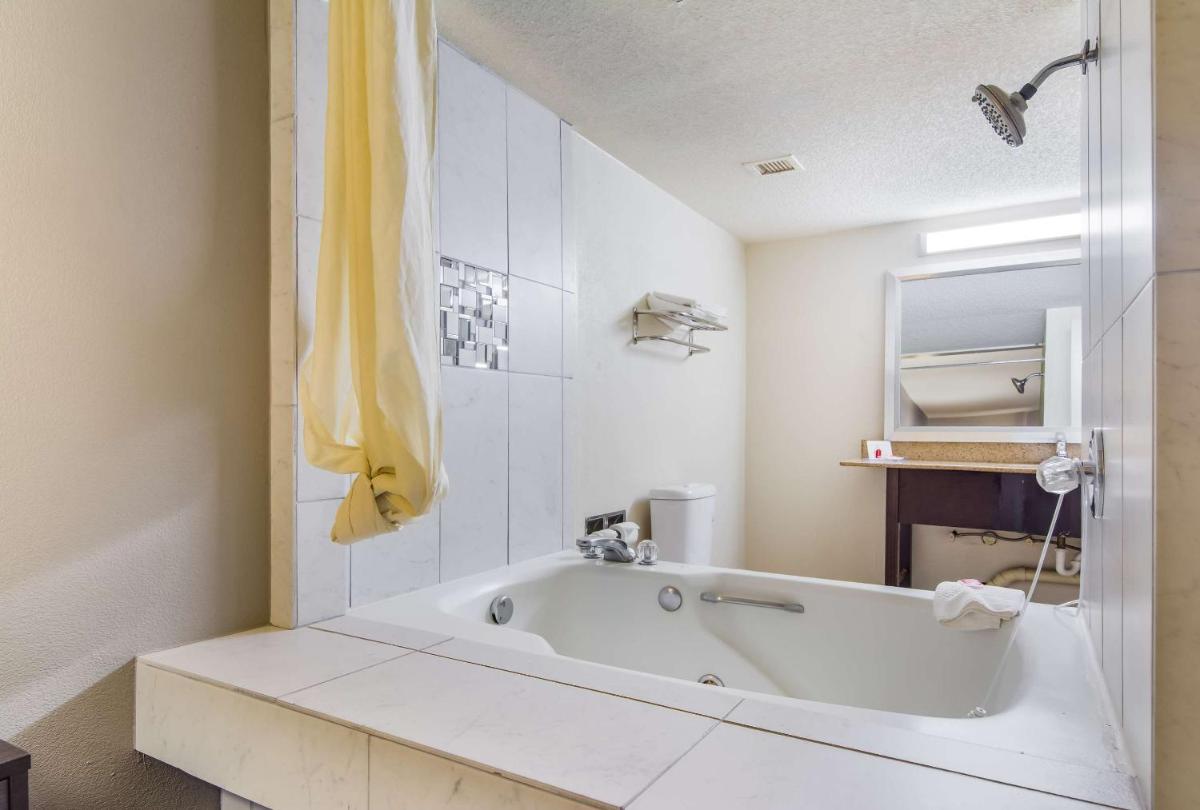 Econo Lodge Garner - Raleigh - Housity