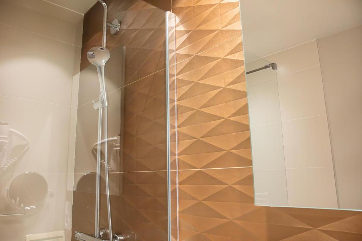 Salle de bains dans l'établissement L'Aubinière Hôtel Restaurant & Spa