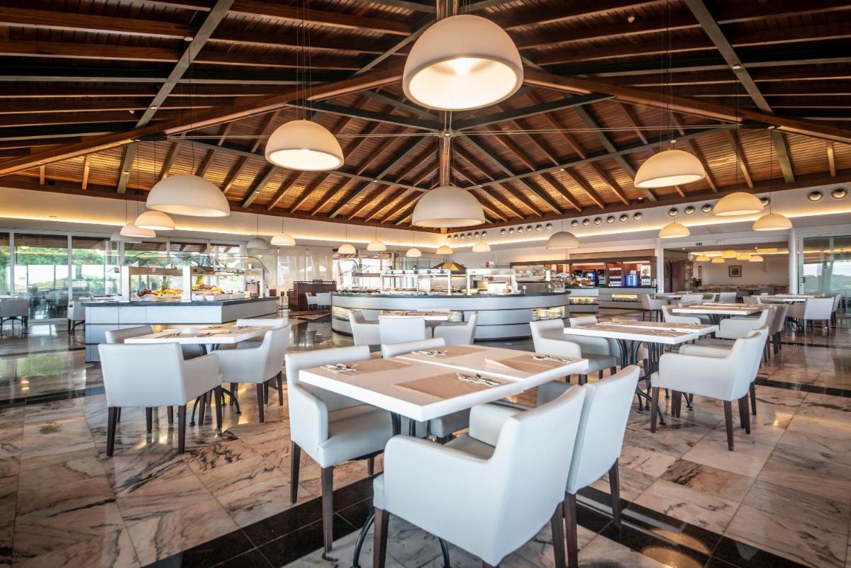 Un restaurante o sitio para comer en Blau Colònia Sant Jordi