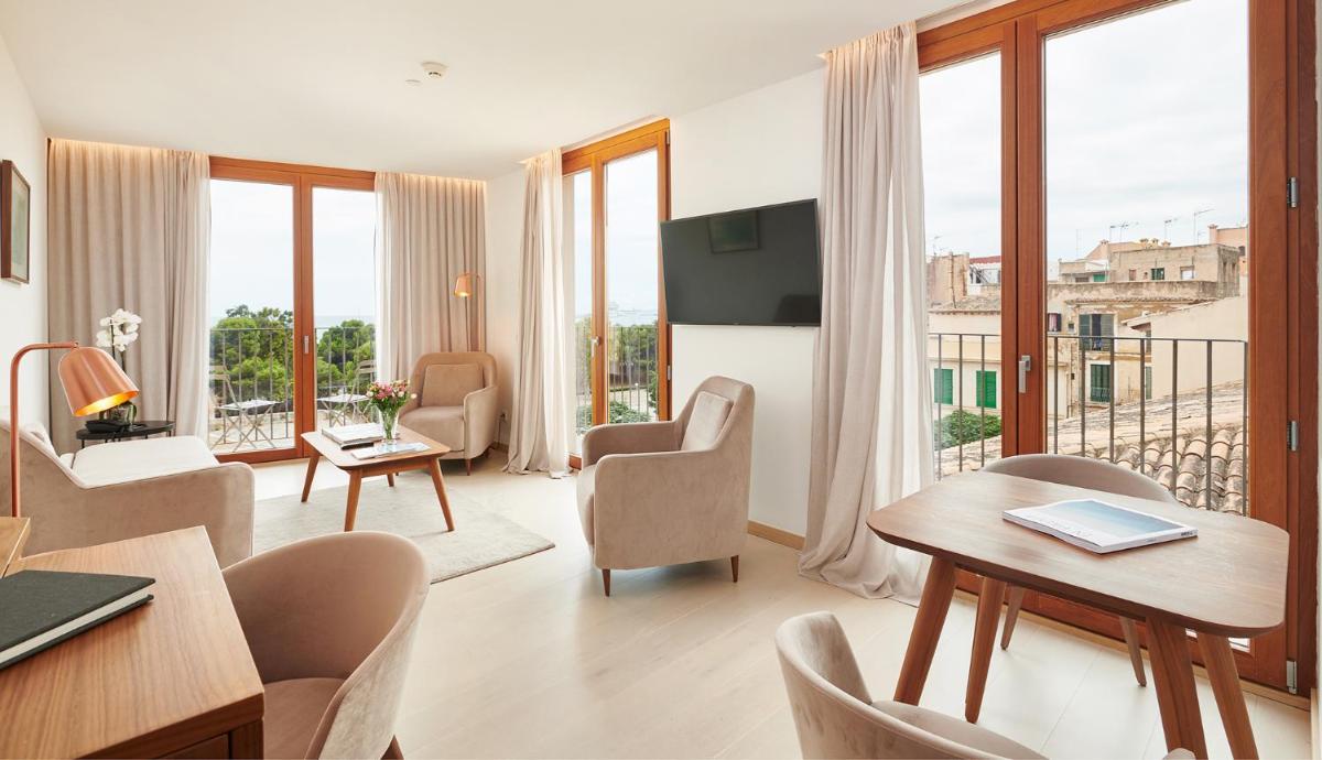 Una televisión o centro de entretenimiento en Es Princep - The Leading Hotels of the World