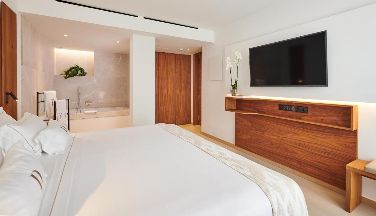 Una televisión o centro de entretenimiento en Es Princep - The Leading Hotels of the World