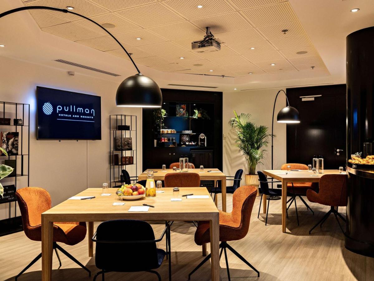 Télévision ou salle de divertissement dans l'établissement Pullman Paris La Défense