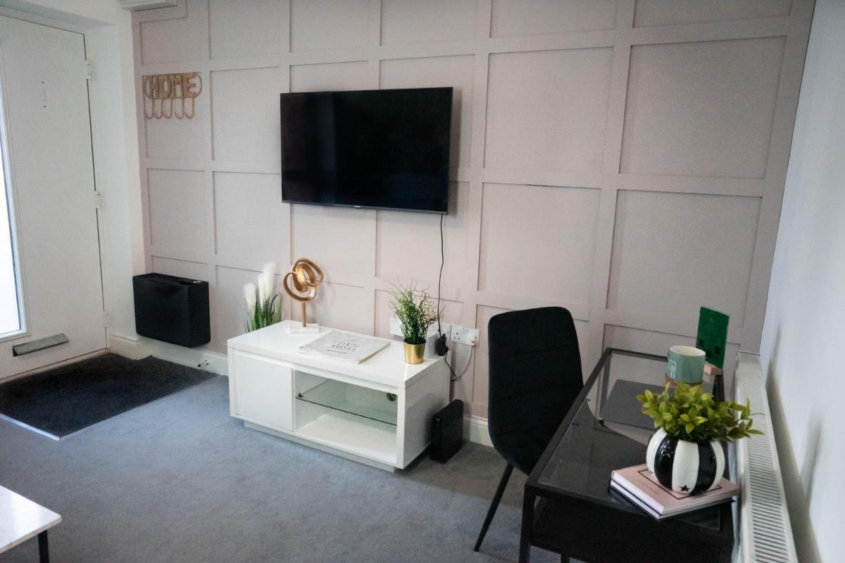 1 Bed House at Velvet Serviced Accommodation Swansea with Free Parking & WiFi - SA1 - Housity