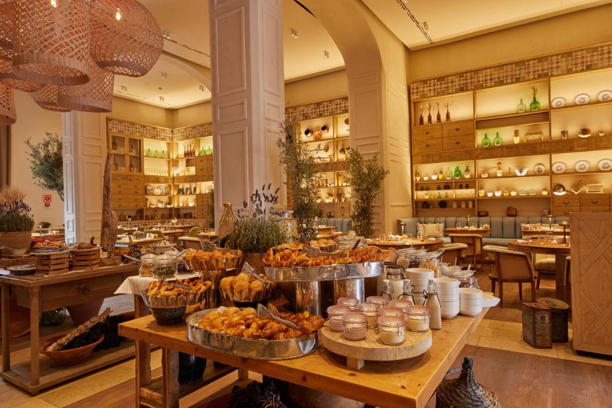 Comida en o cerca de este hotel