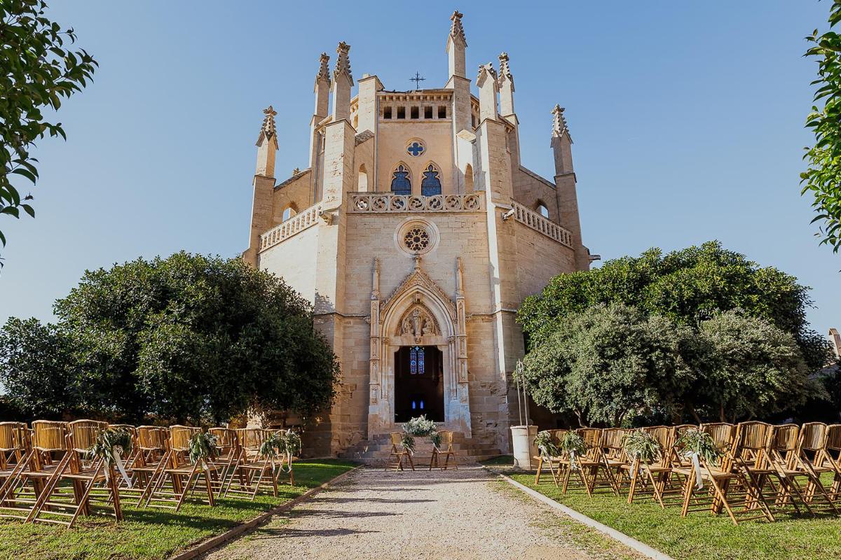 una iglesia con mesas y sillas frente a ella en Zoetry Mallorca Wellness & Spa, en Llucmajor