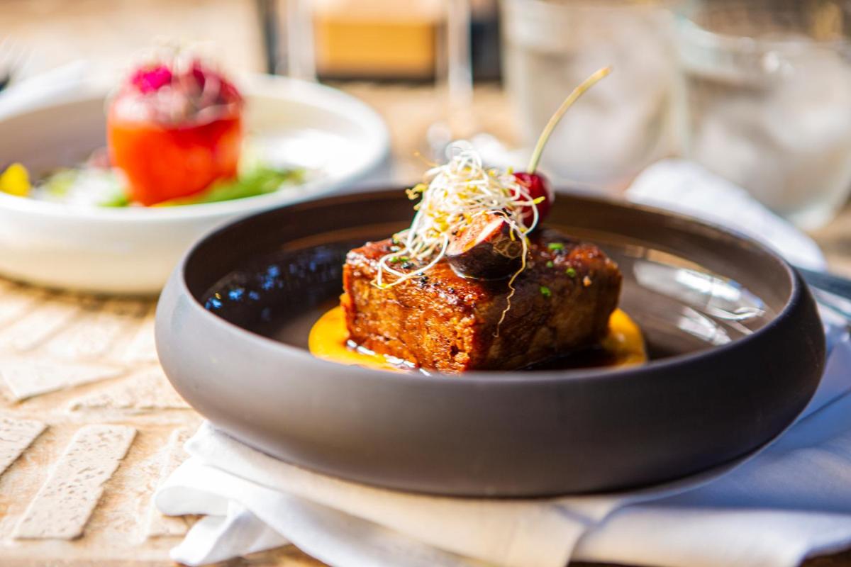 Comida en o cerca de este hotel