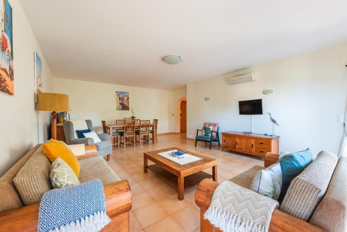 Uma televisão e/ou sistema de entretenimento em Estrela da Luz Resort