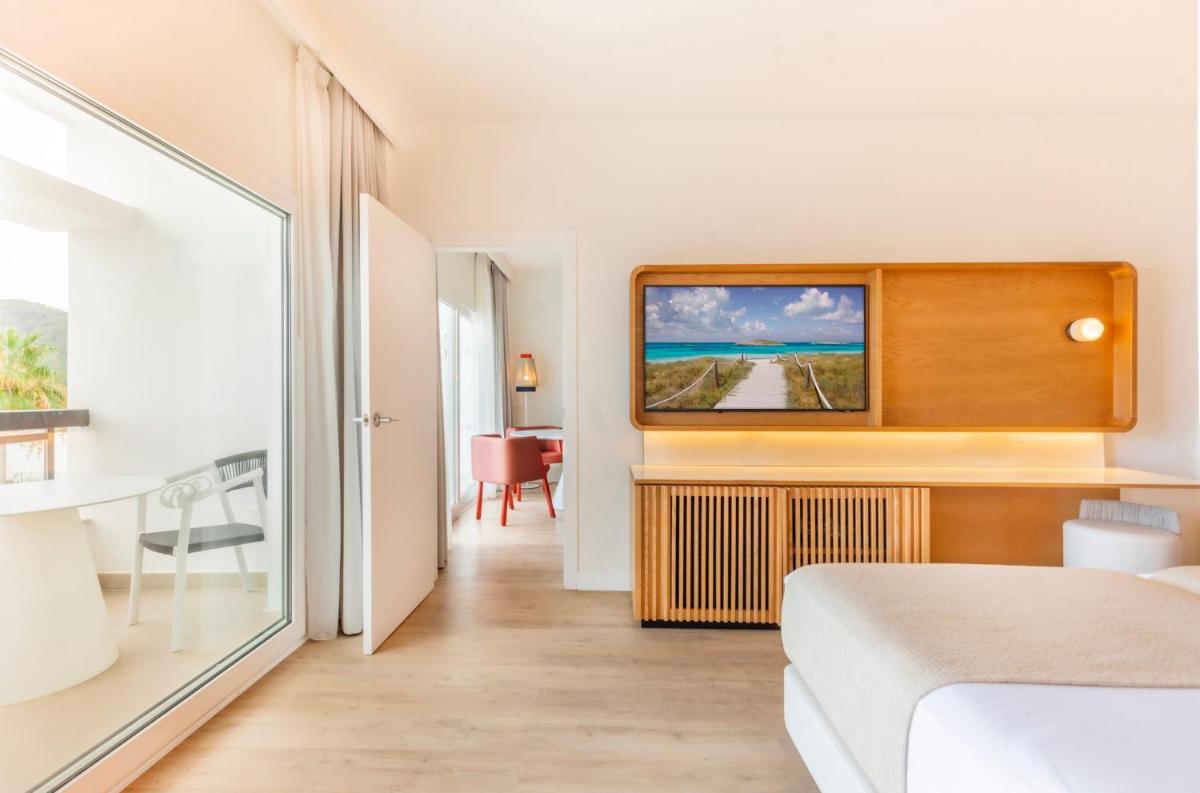 Una televisión o centro de entretenimiento en Grand Palladium Select Palace Ibiza - All Inclusive