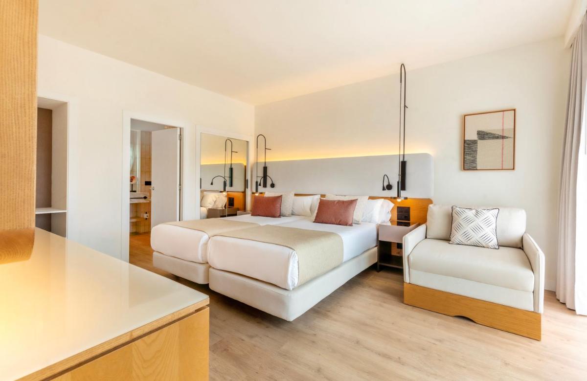 Cama o camas de una habitación en Grand Palladium Select Palace Ibiza - All Inclusive