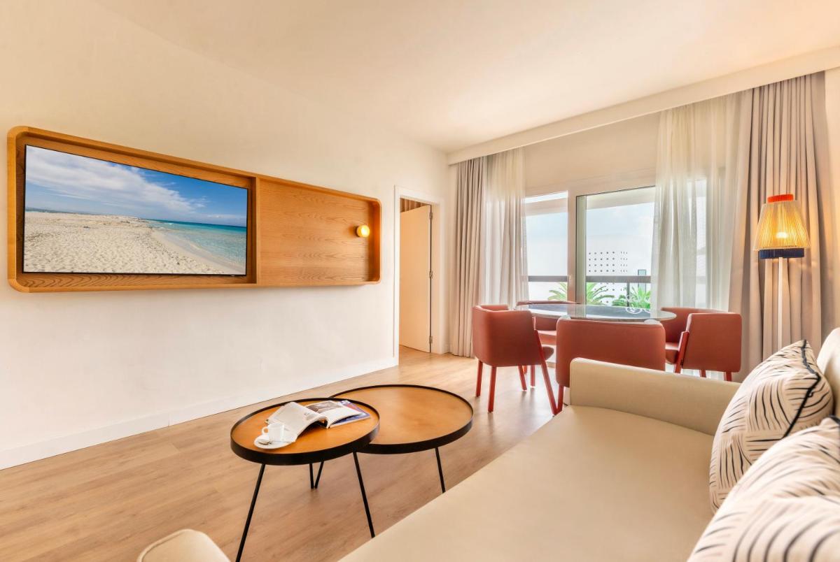 Una televisión o centro de entretenimiento en Grand Palladium Select Palace Ibiza - All Inclusive