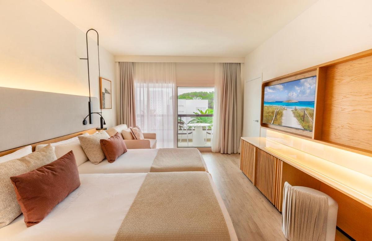 Una televisión o centro de entretenimiento en Grand Palladium Select Palace Ibiza - All Inclusive