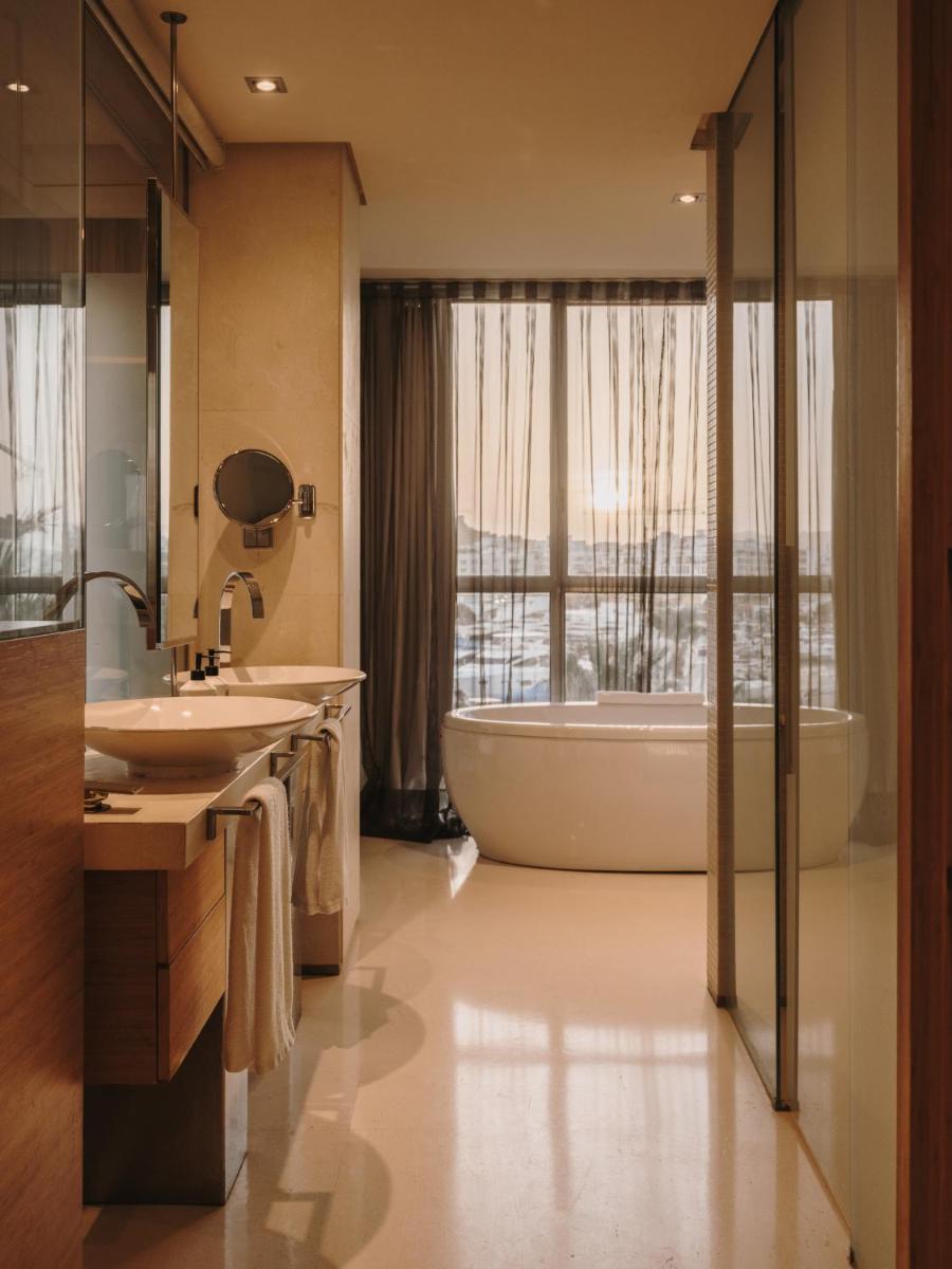 Un baño de Aguas de Ibiza Grand Luxe Hotel - Small Luxury Hotel of the World