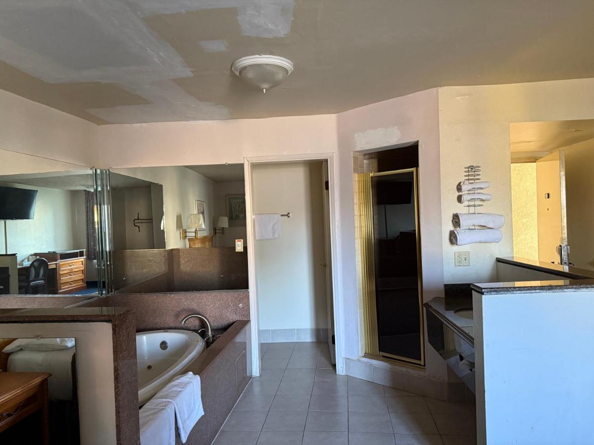 Fiesta Inn Los Angeles - Bell Gardens - Housity