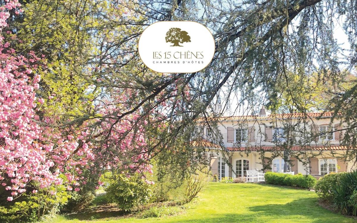 LES 15 CHENES Chambres d hôtes, parc arboré de 5000 m2 à 20KM du PUYDUFOU Une suite familiale et 3 chambres doubles - Housity