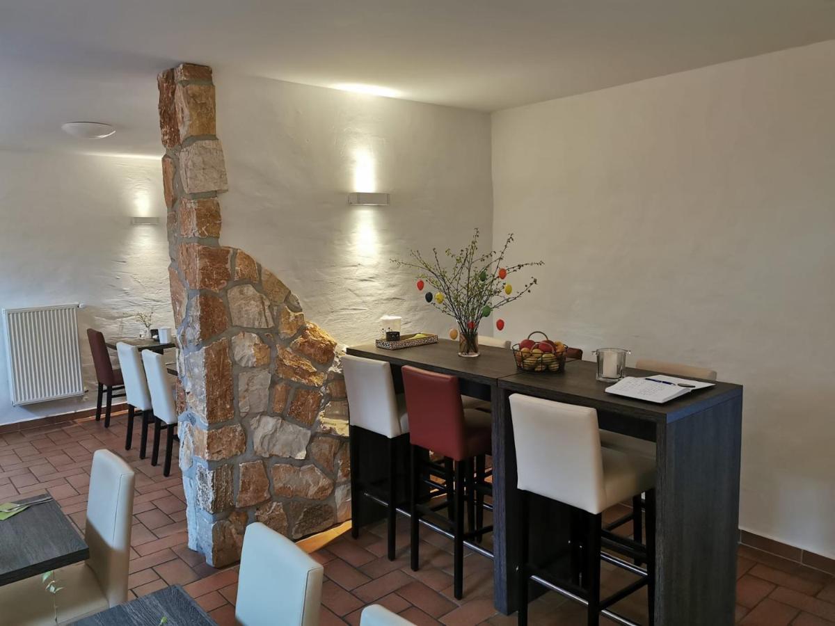 Unterwegs ins Apartmenthaus ehemalige Apartmenthaus Unterwegs - Housity