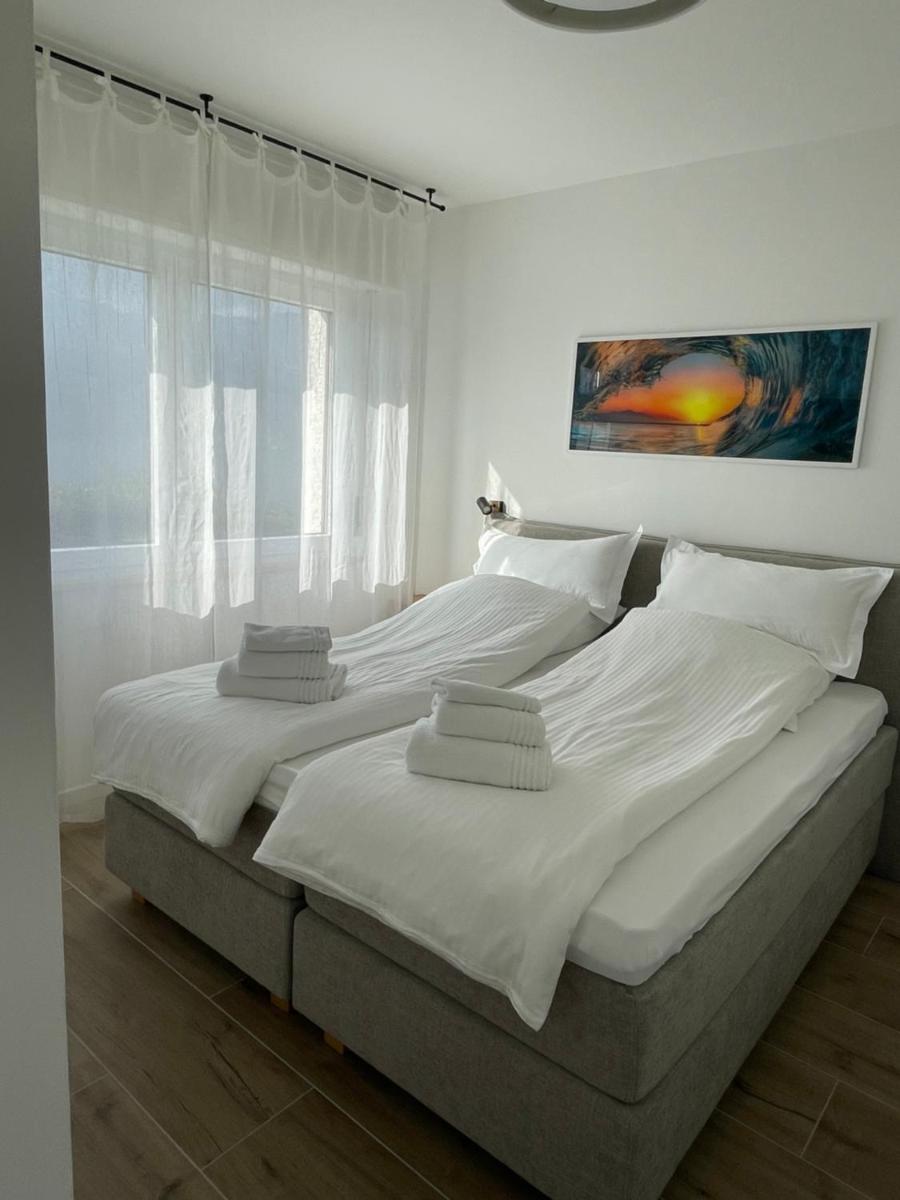 Perlissima, Lake View and Pool - Housity