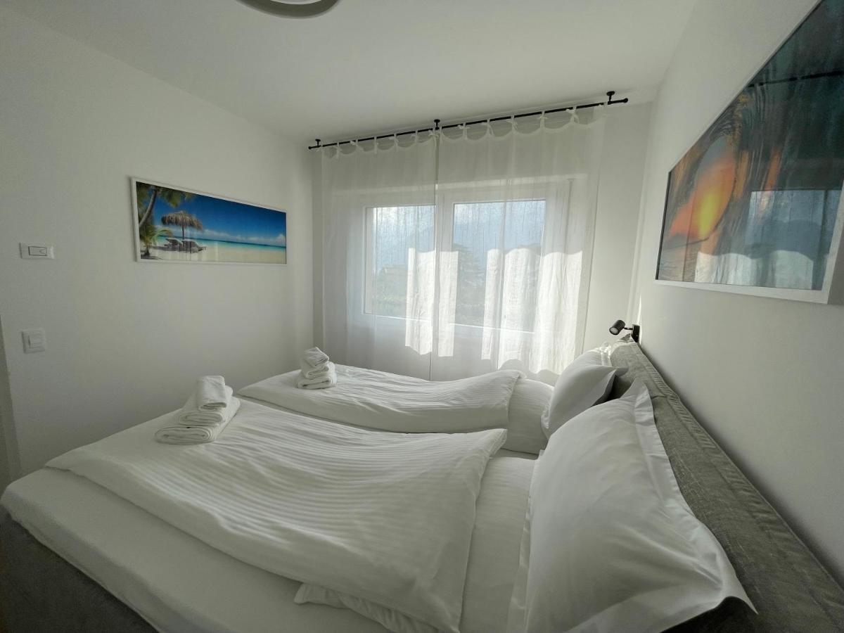 Perlissima, Lake View and Pool - Housity