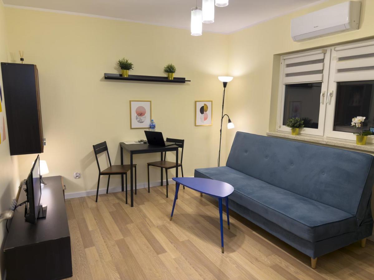 Mały Domek na Starówce - Housity