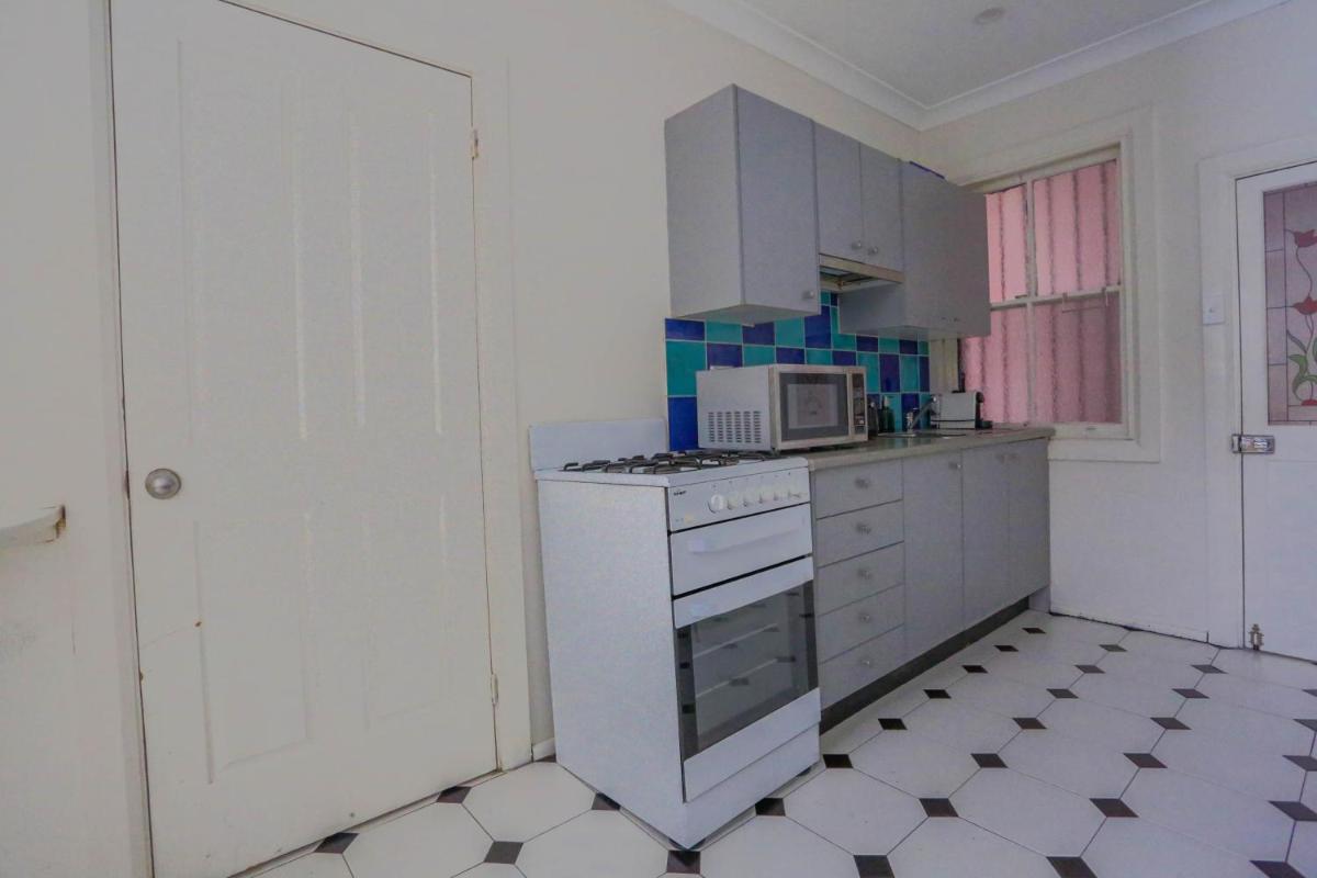 Affordable 3 Bedroom House Darlinghurst with 2 E-Bikes Included - Hizvo
