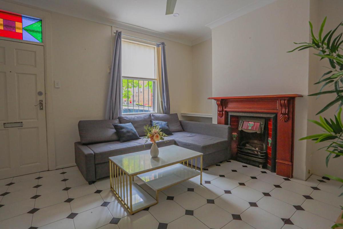 Affordable 3 Bedroom House Darlinghurst with 2 E-Bikes Included - Hizvo