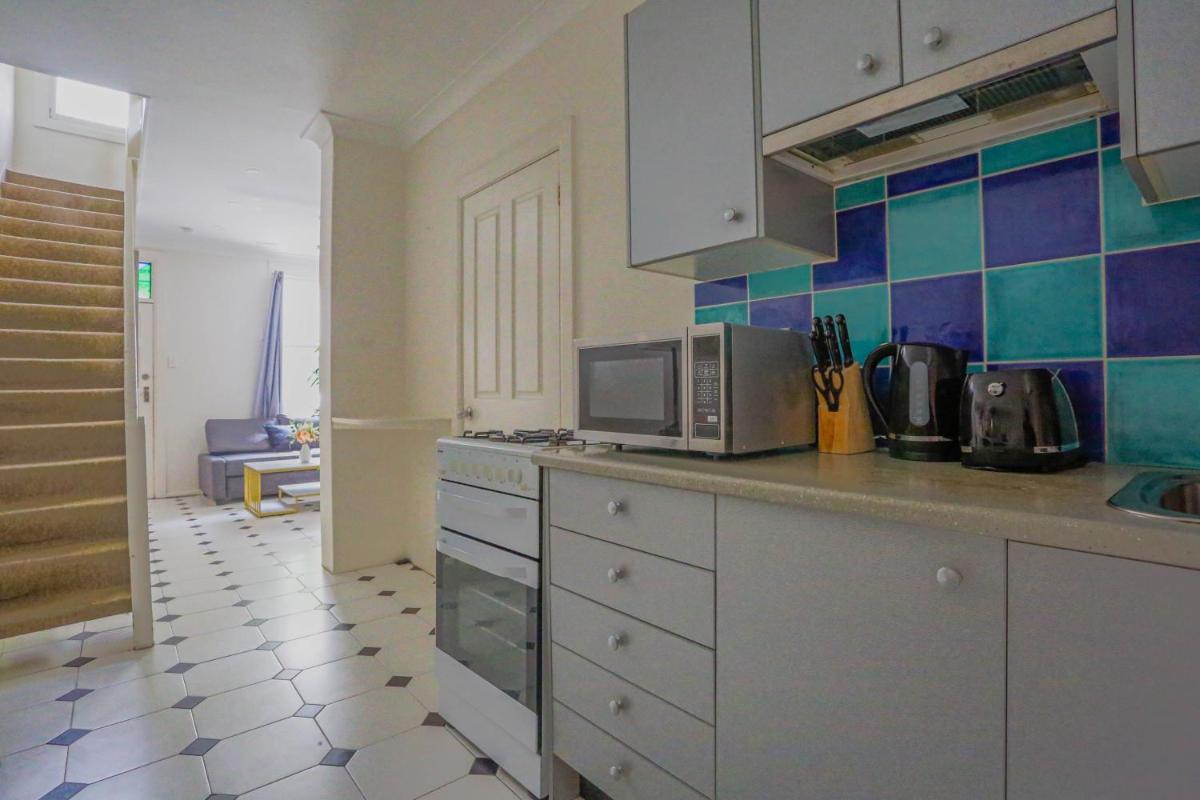 Affordable 3 Bedroom House Darlinghurst with 2 E-Bikes Included - Hizvo