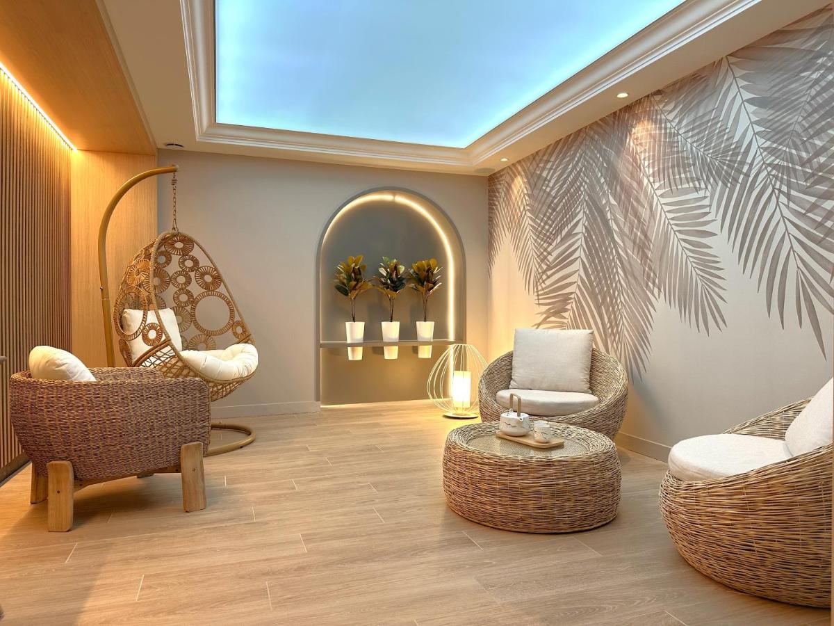 Coin salon dans l'établissement Brit Hotel Piscine & Spa - Fougères