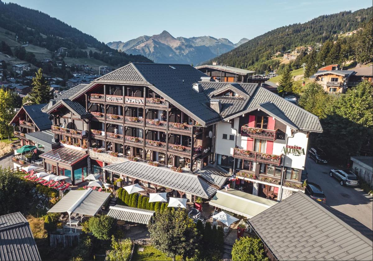 - une vue aérienne sur un hôtel dans les montagnes dans l'établissement Hôtel Alpina & SPA - Restaurant Oxalis, aux Gets
