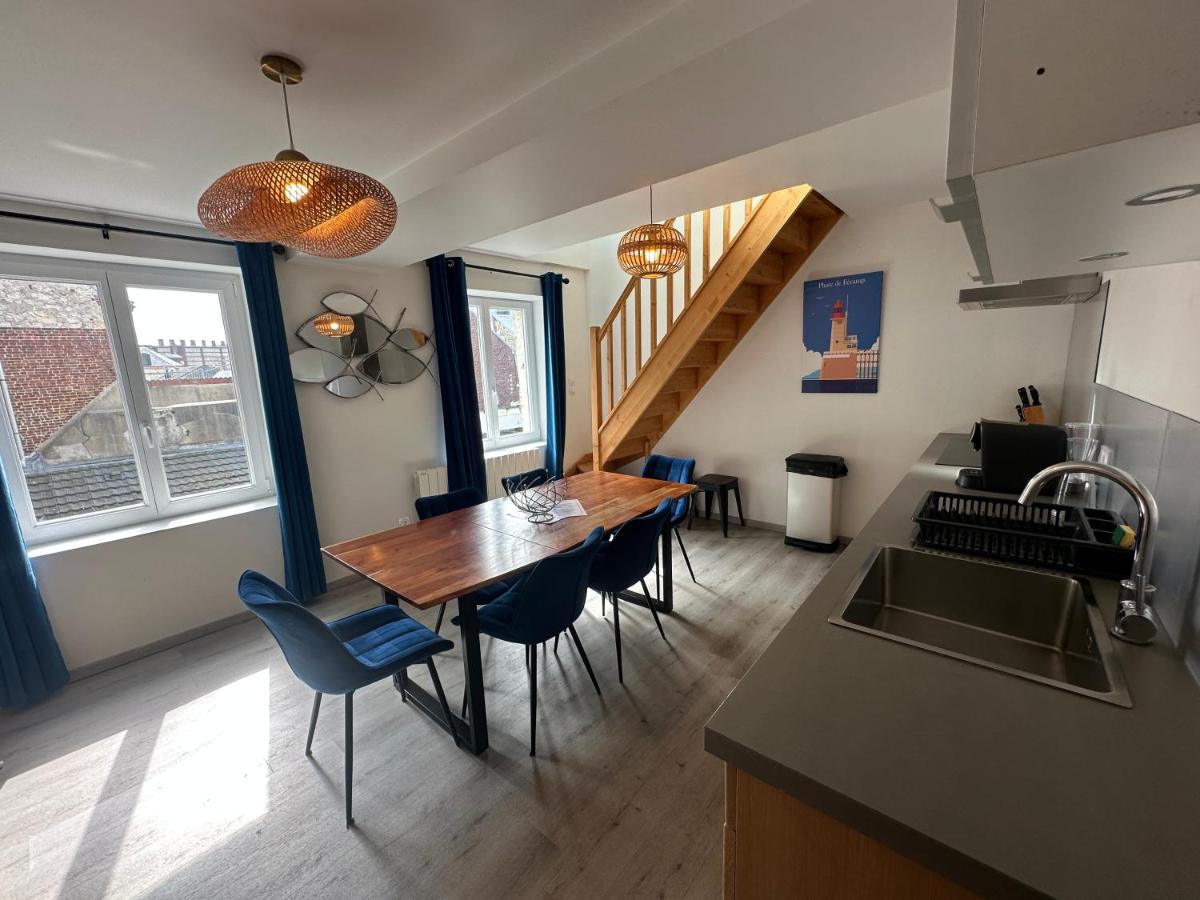 Captain YOO - Pieds dans l’eau - Face au port - Housity