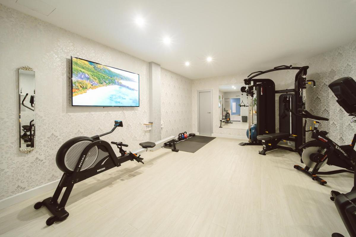 Gimnasio o instalaciones de fitness de Lani's Suites de Luxe - Adults Only