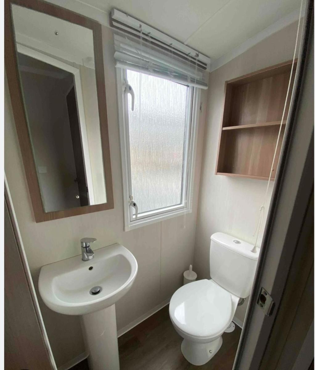 Haven allhallows, Sleeps 8, free WiFi, Air con - Housity