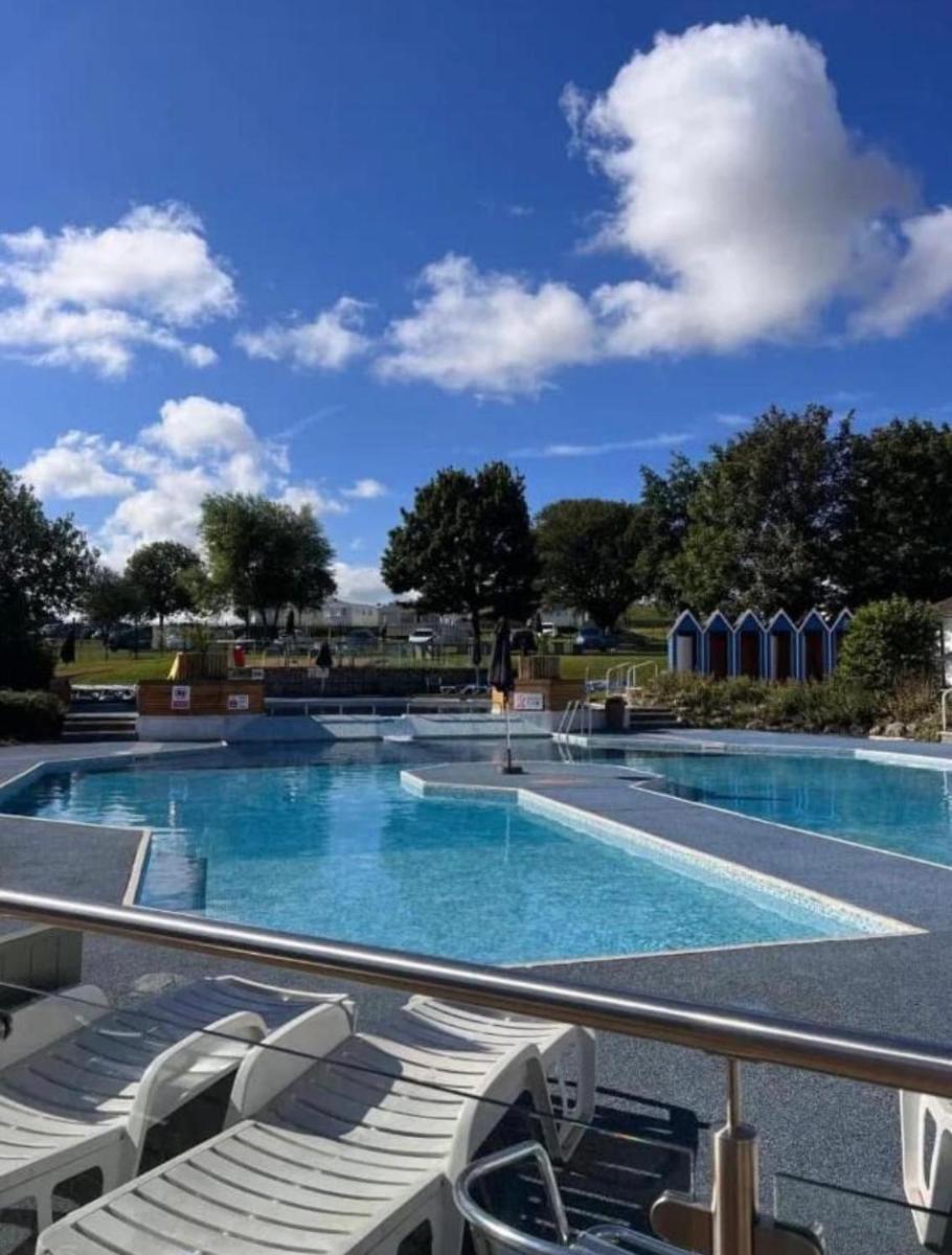 Haven allhallows, Sleeps 8, free WiFi, Air con - Housity