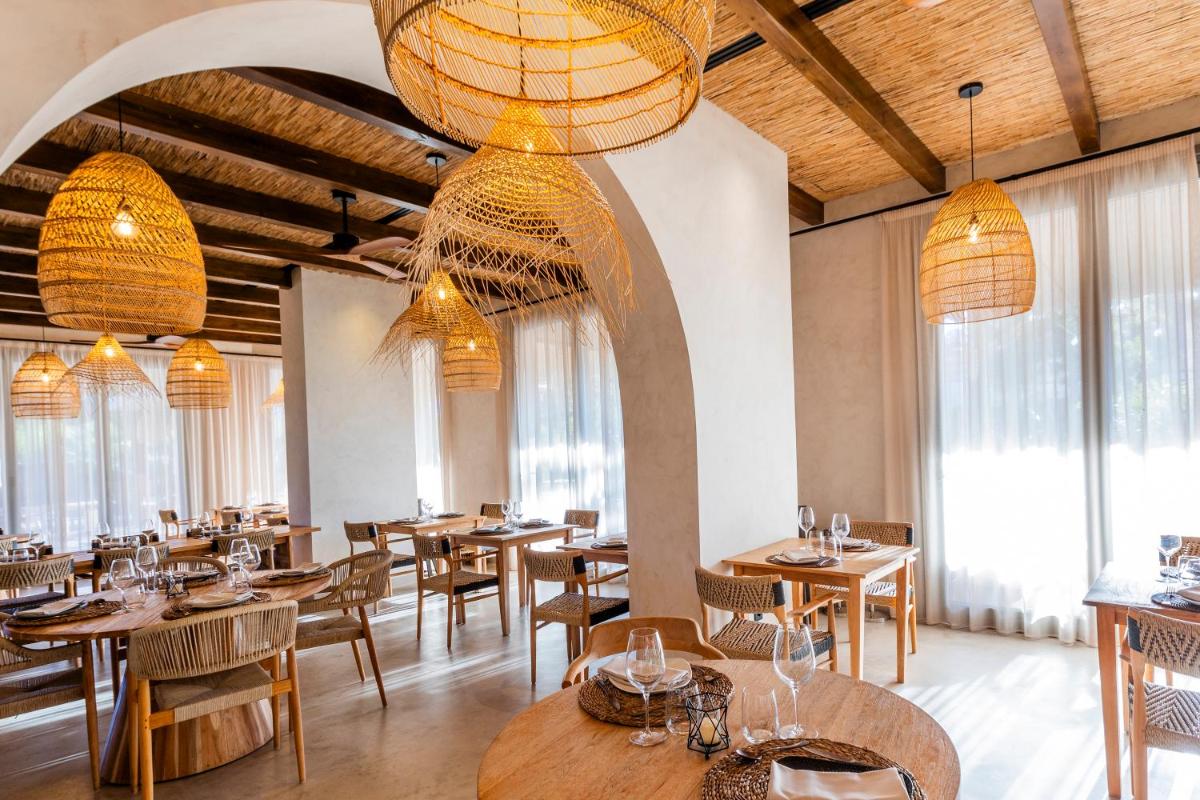 Un restaurante o sitio para comer en Albades Hotel & Spa - Adults Only - 4 Star Superior