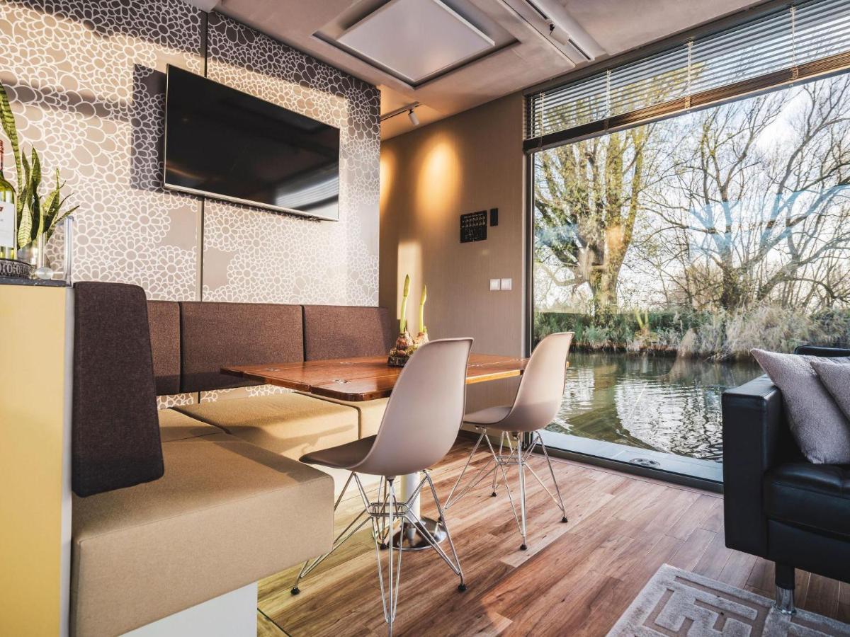 AquaHome - NP de Biesbosch - Bijzonder overnachten op een houseboat! - Housity