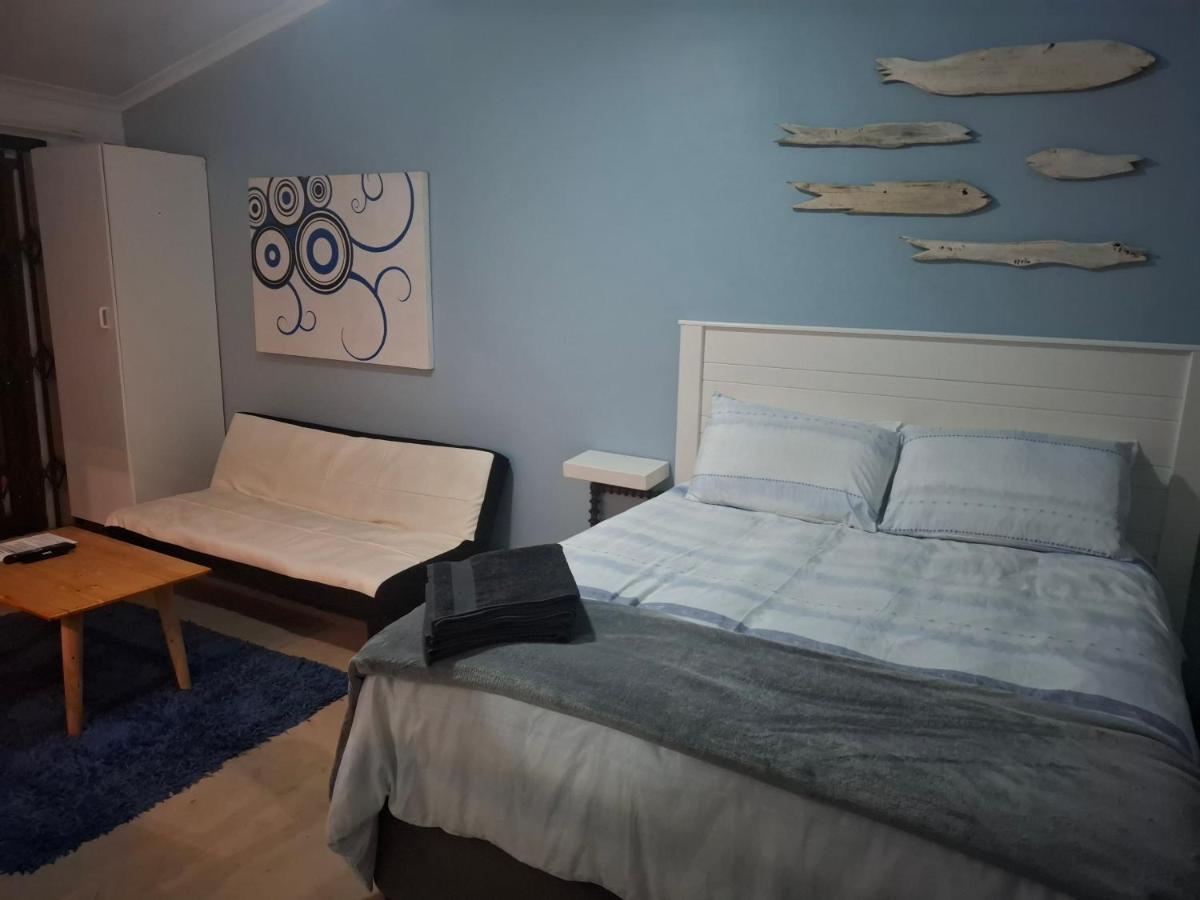 Lovely 1 Queen bed, 1 Sleeper couch Self-catering cottage - Housity