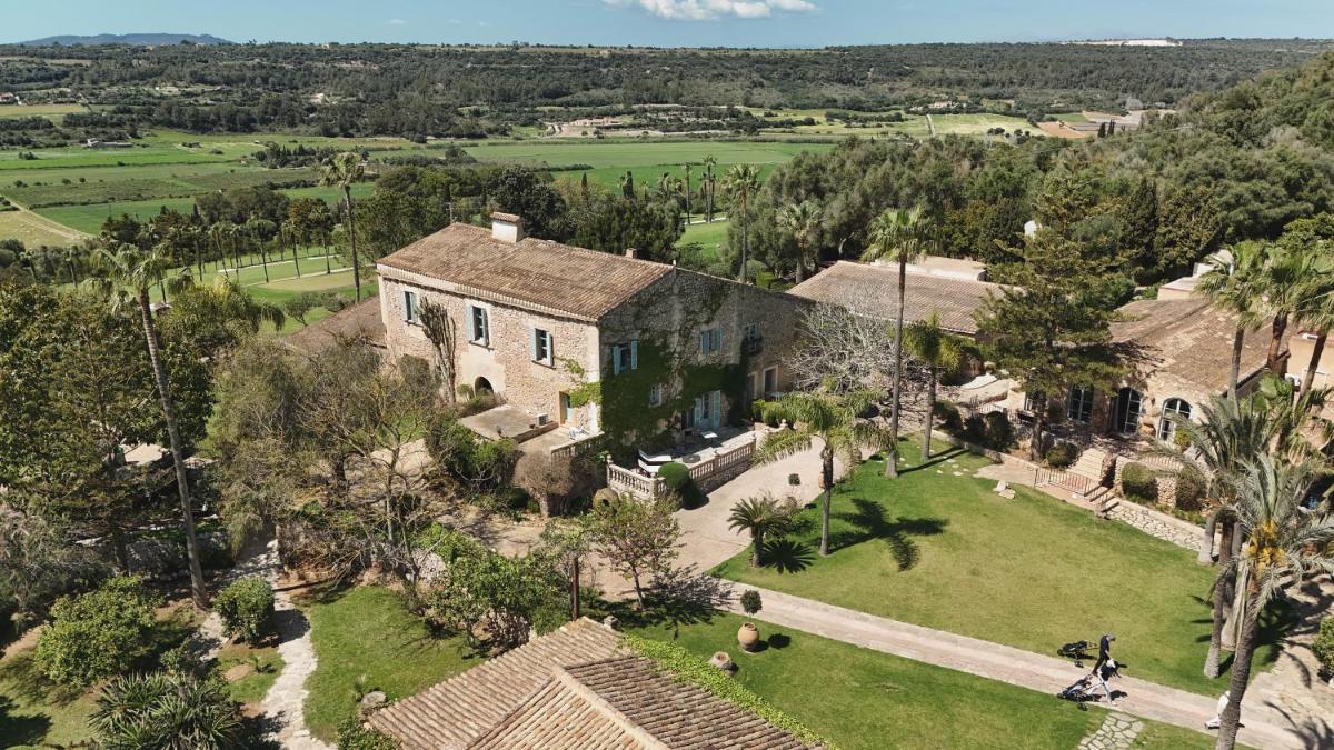 una vista aérea de una casa con patio en Reserva Rotana Golf Resort, en Manacor