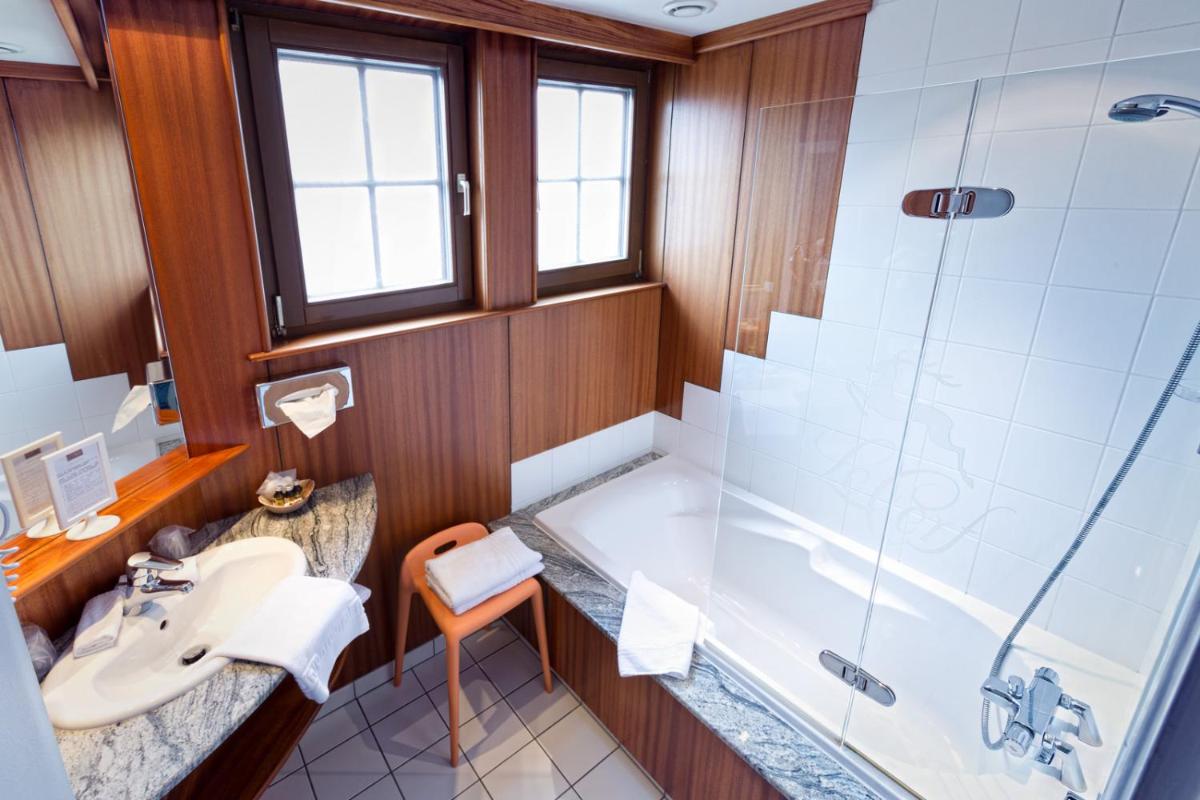 Salle de bains dans l'établissement Hotel - Restaurant Le Cerf & Spa