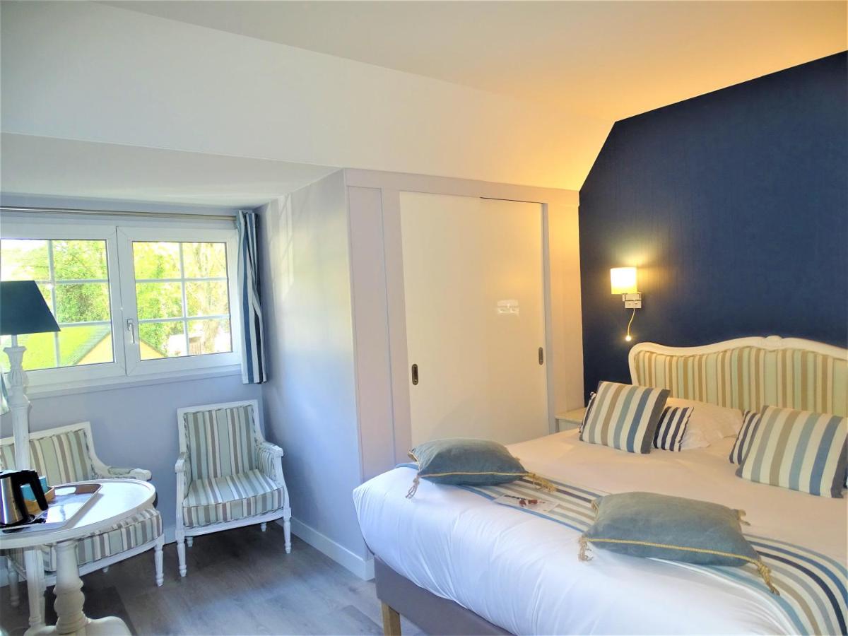 une chambre avec un lit, une table et une fenêtre dans l'établissement Logis Hôtel Restaurant Spa L'auberge Du President, à Cormeilles