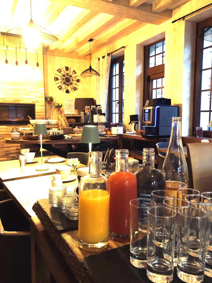 - un bar avec des verres et des bouteilles sur un comptoir dans l'établissement Logis Hôtel Restaurant Spa L'auberge Du President, à Cormeilles