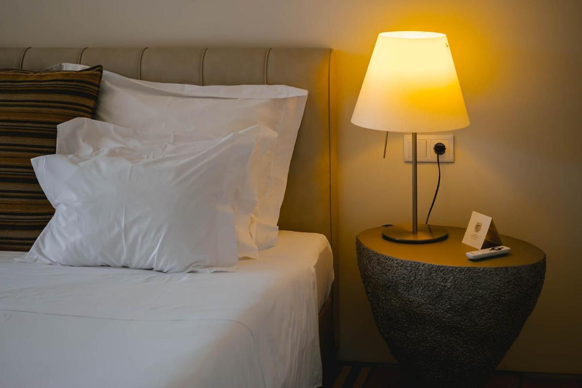 Uma cama ou camas num quarto em Torre de Gomariz Wine & Spa Hotel